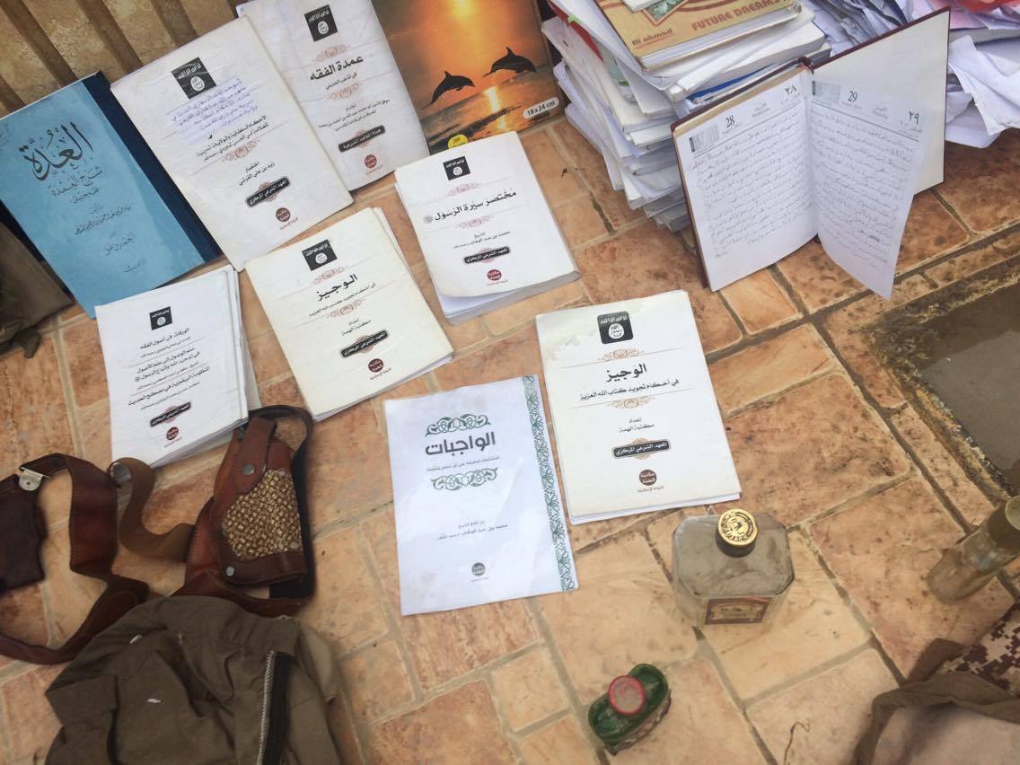 به‌ وێنه‌.. له‌ كارگه‌يه‌كى درووستكردنى چه‌كى داعشدا قوتوى بيره‌ و وێسكى دۆزرايه‌وه‌